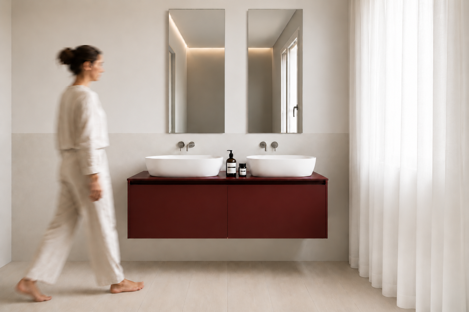BAGNO ES, doppio lavabo bianco su mobile sospeso bordeaux e superfici chiare