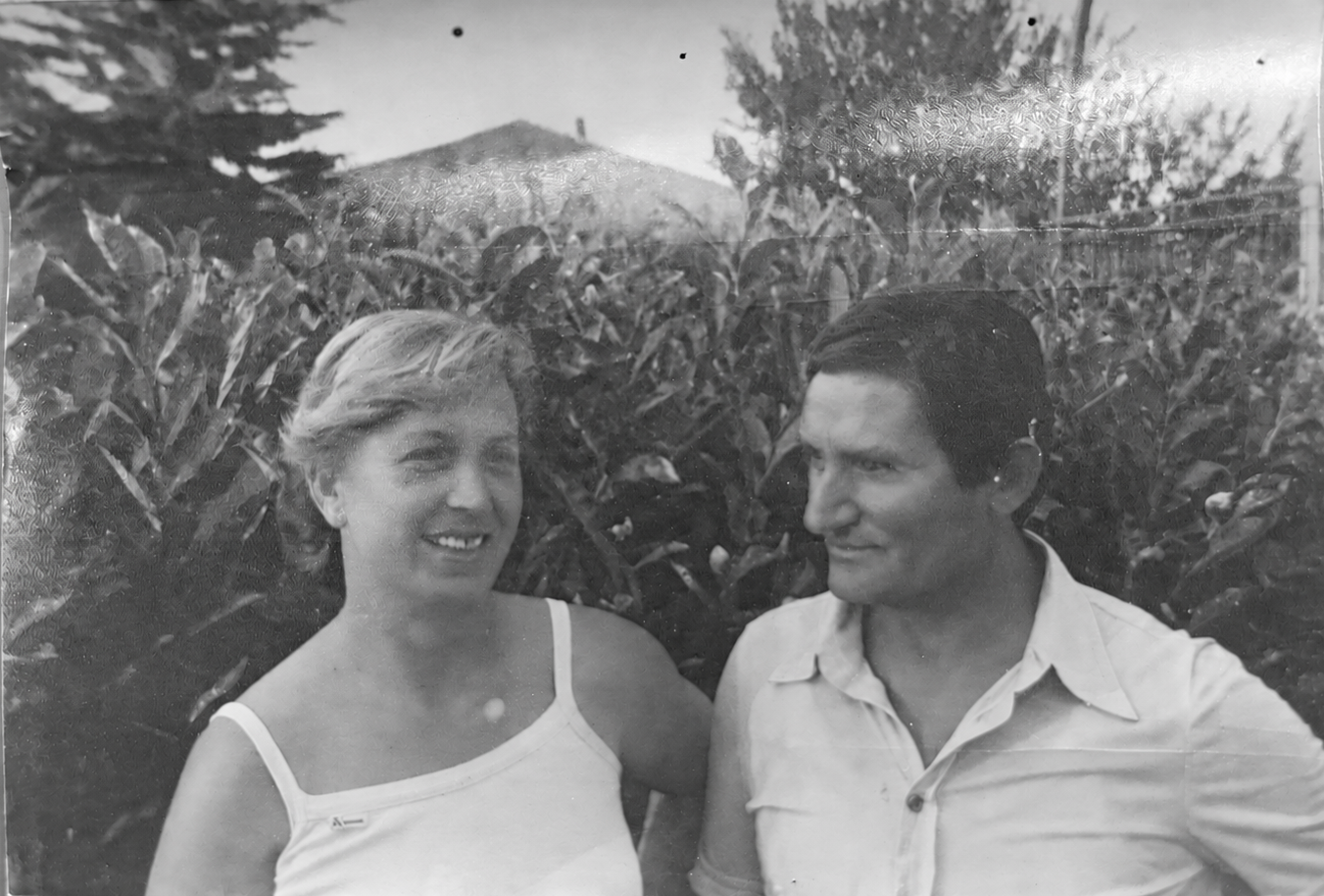 Fotografia in bianco e nero di Lauro e Ada insieme.
